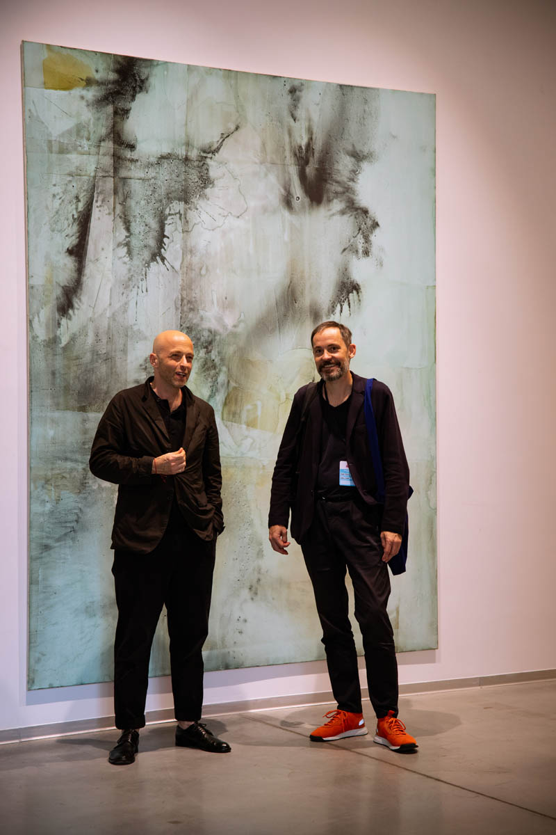 Dwóch mężczyzn w przestrzeni wystawy