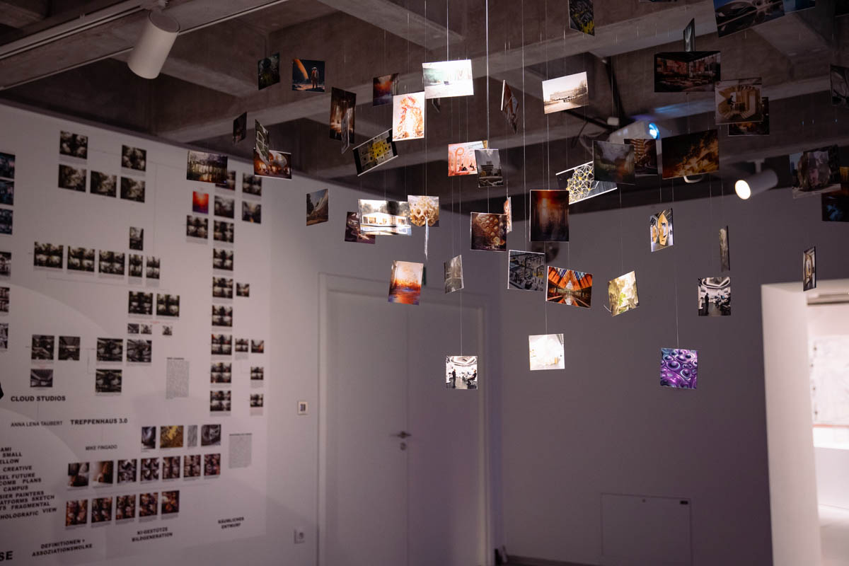 Zwisające na sznurkach z sufitu wielokolorowe zdjęcia