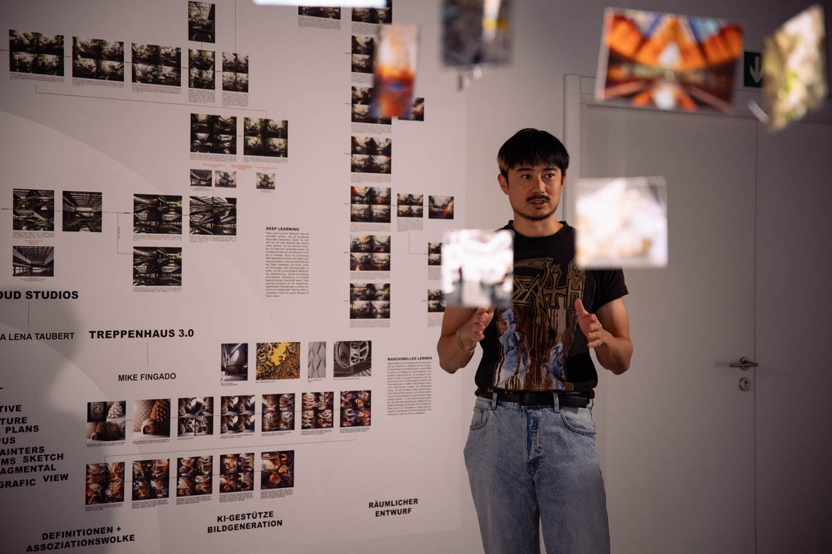 Młody mężczyzna opisuje rozbudowaną ekspozycję składającą się ze zdjęć ułożonych w poziomych i pionowych liniach