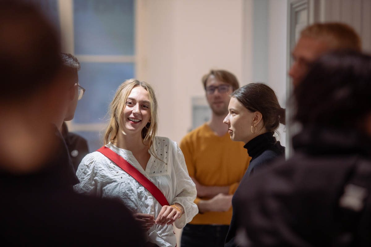 Grupa osób na tle wystawy