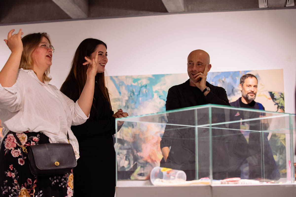 Kilka osób przy eksponacie na wystawie