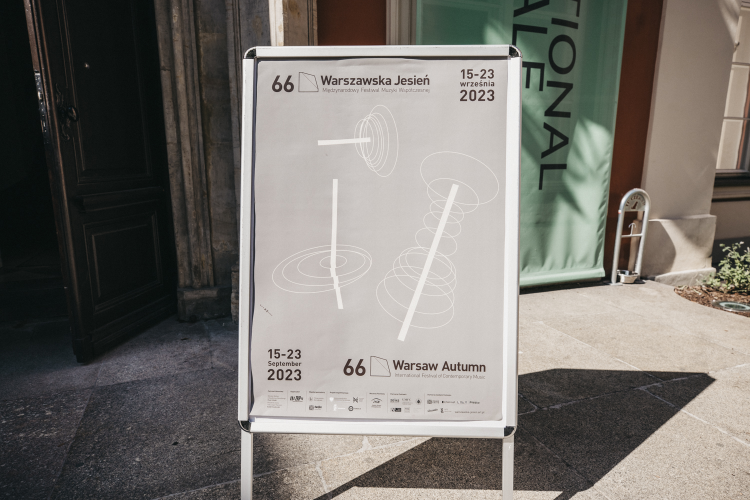 Plakat festiwalu eksponowany przed wejściem głównym do Pałacu Czapskich