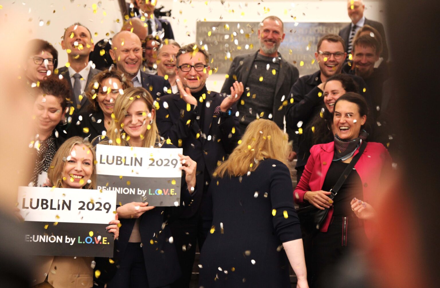 Delegacja z Lublina w deszczu confetti