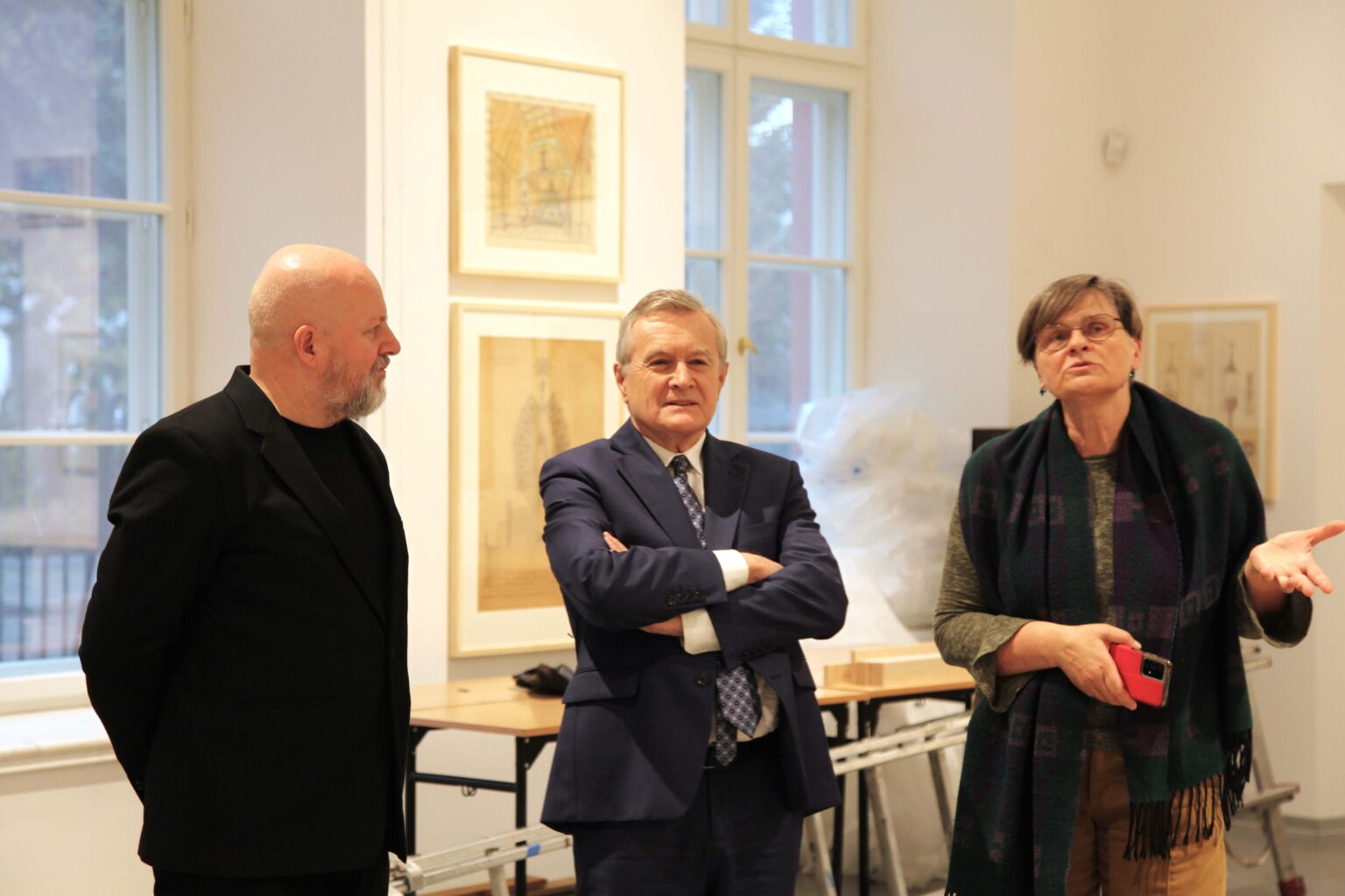 Rektor ASP w Warszawie Błażej Ostoja-Lniski, minister Piotr Gliński oraz przedstawicielka Muzeum ASP Joanna Kania