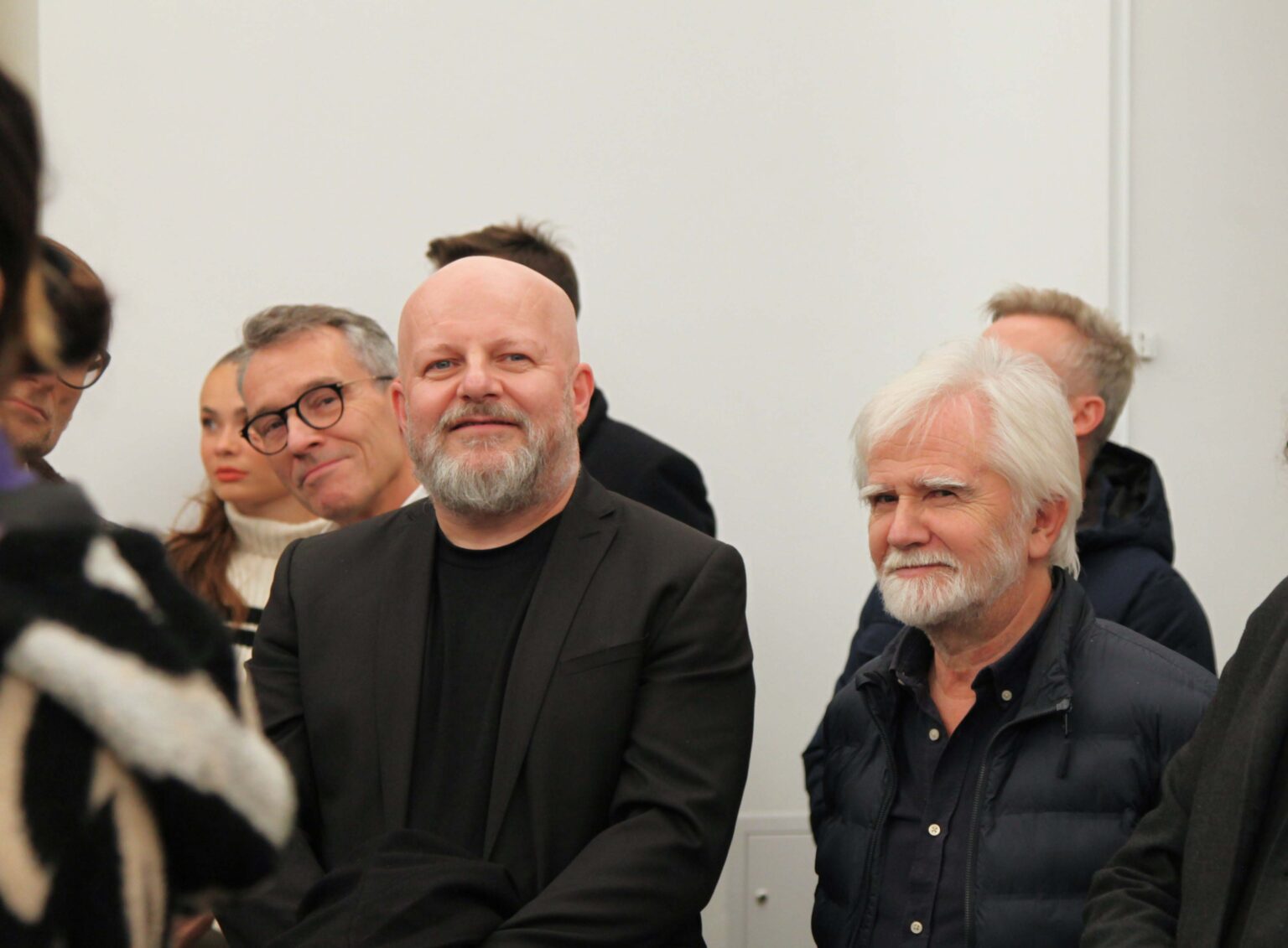 Grupa uśmiechniętych zwiedzających