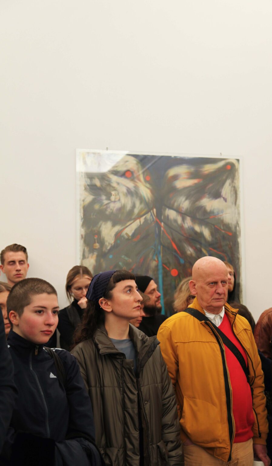 Grupa zwiedzających na tle wystawy