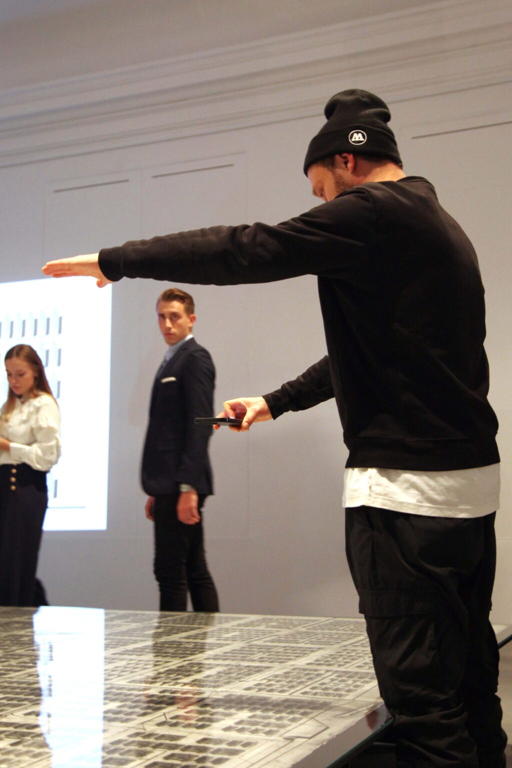 Mężczyzna mówiący do mikrofonu