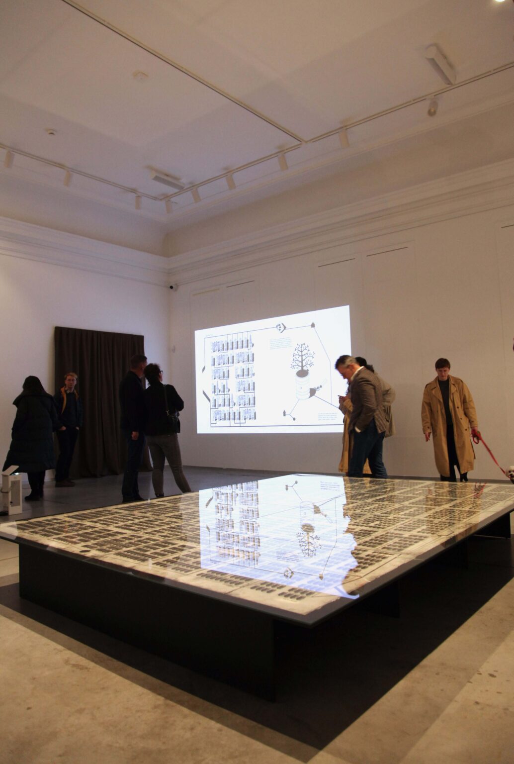 Zwiedzający w przestrzeni wystawowej