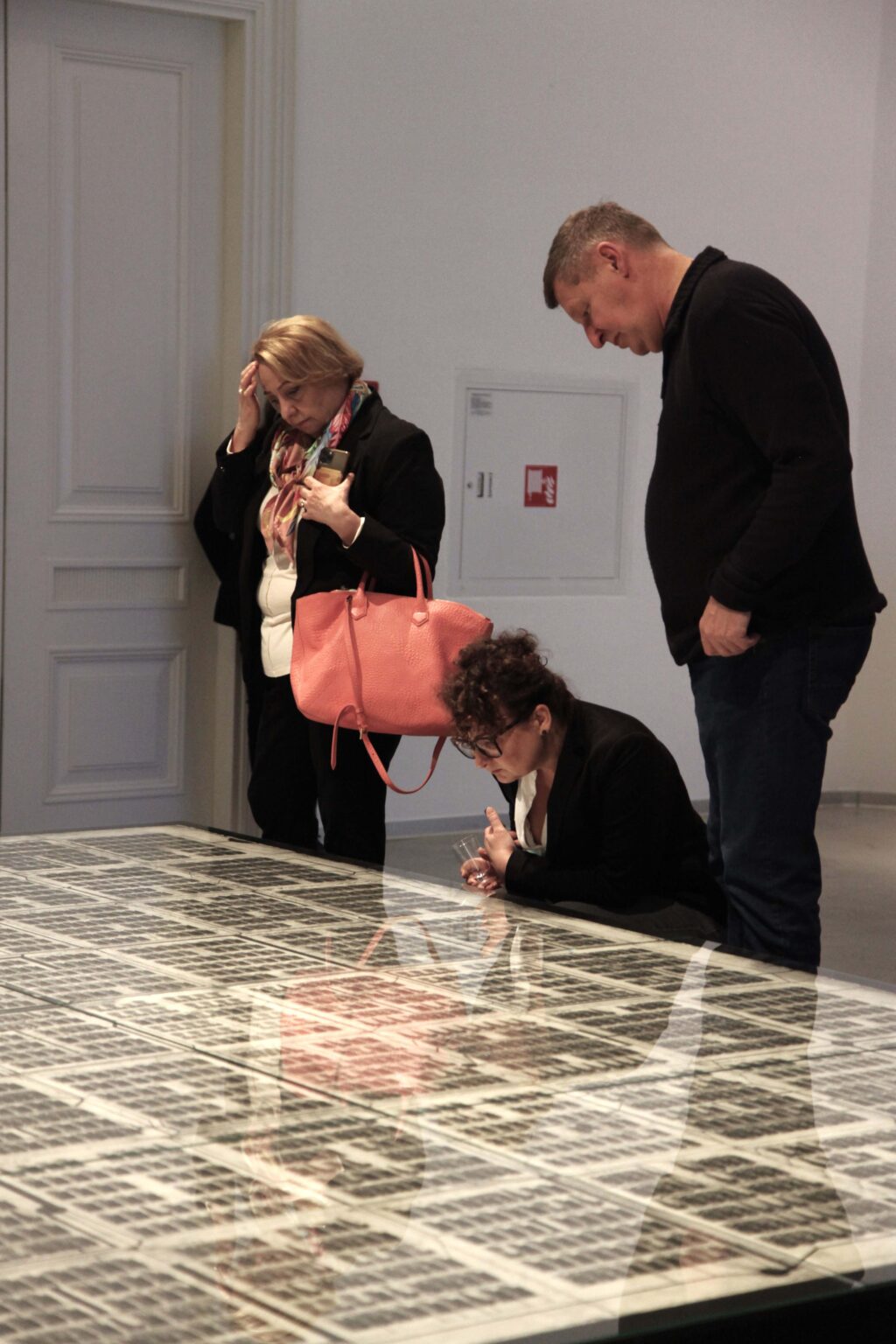 Grupa zwiedzających na wystawie