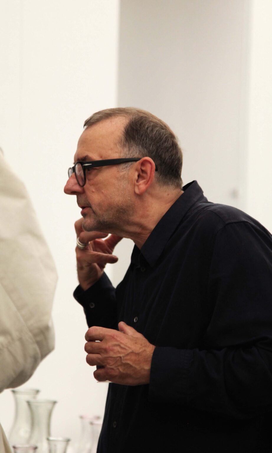 Zwiedzający przygląda się z bliska eksponatowi