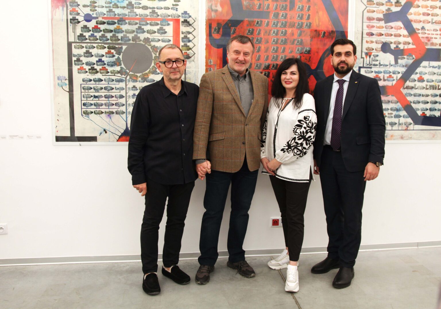 Zwiedzający na tle wystawy