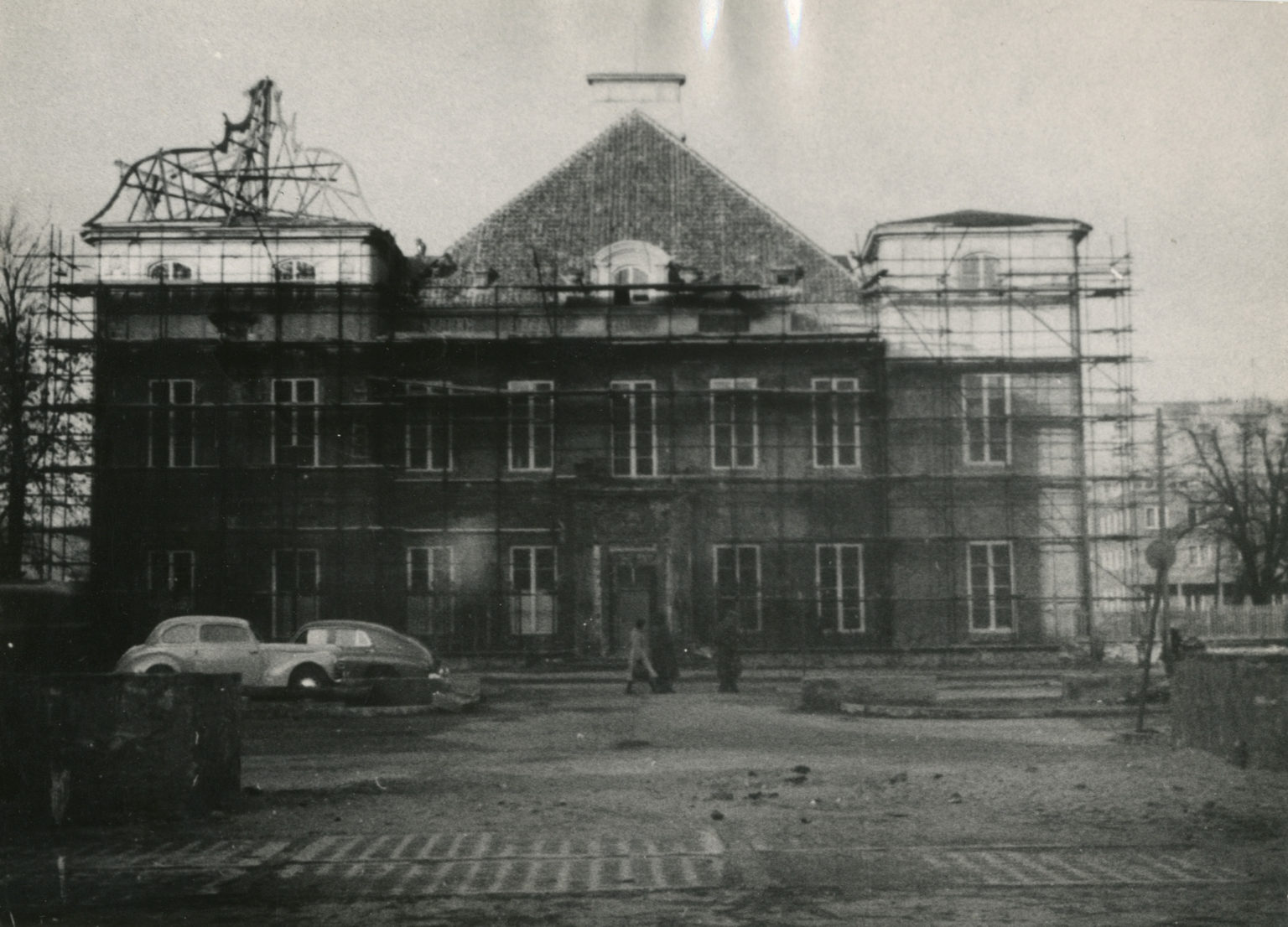 Budynek główny pałacu otoczony rusztowaniami.