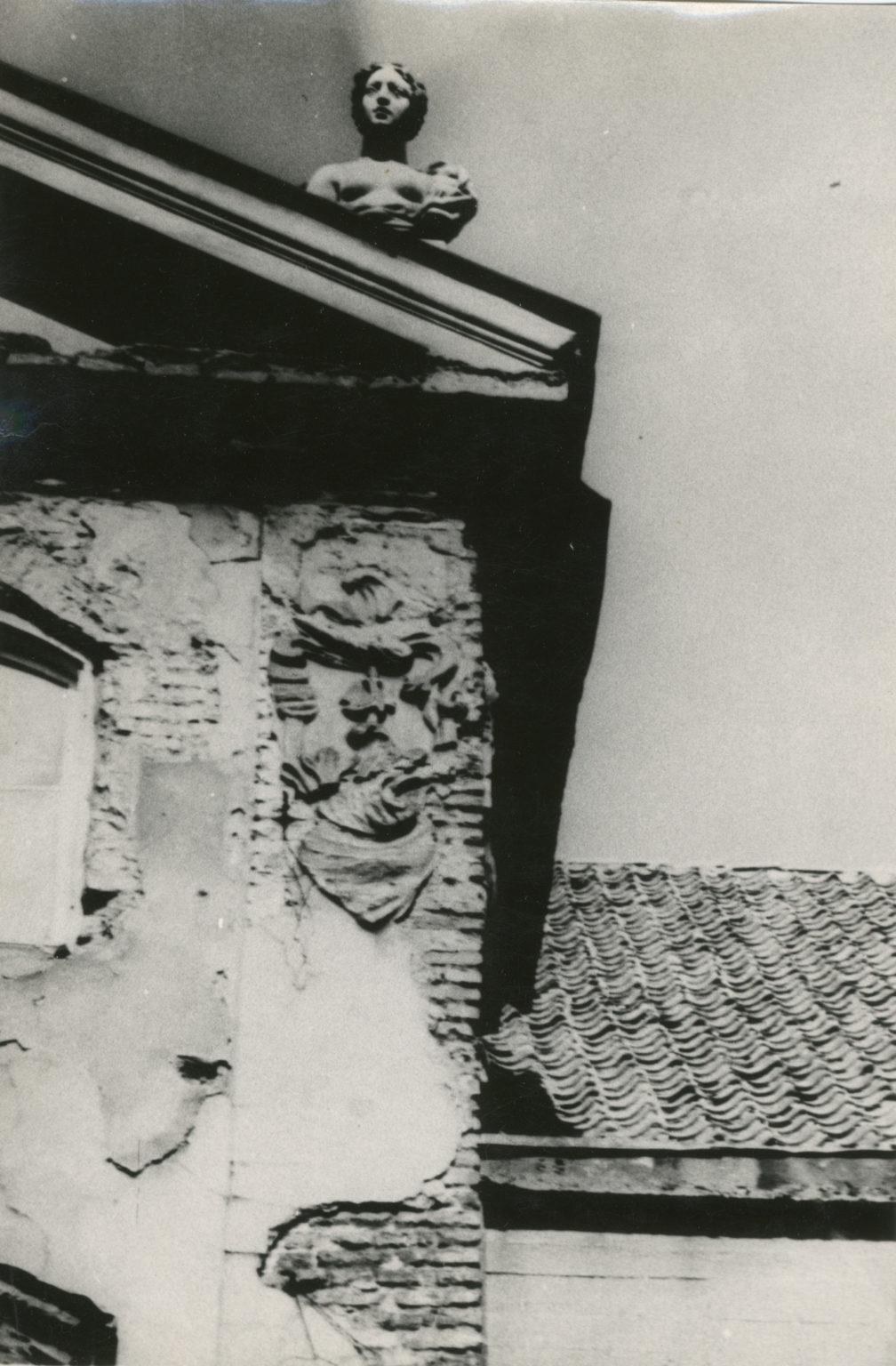 Zachowane resztki płaskorzeźb na częściowo obtłuczonej z tynku ścianie