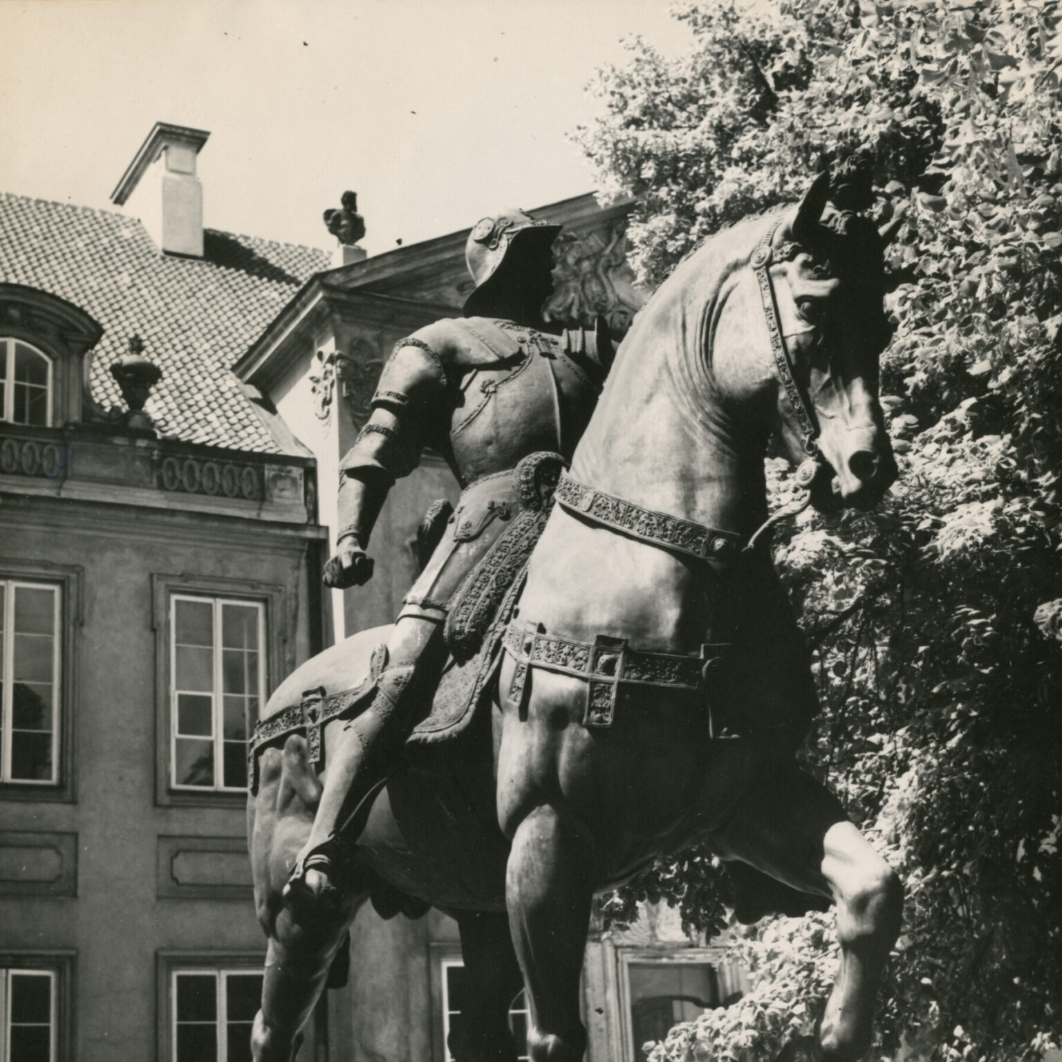 Posąg przedstawia jeźdzca w zbroi siedzącego na koniu