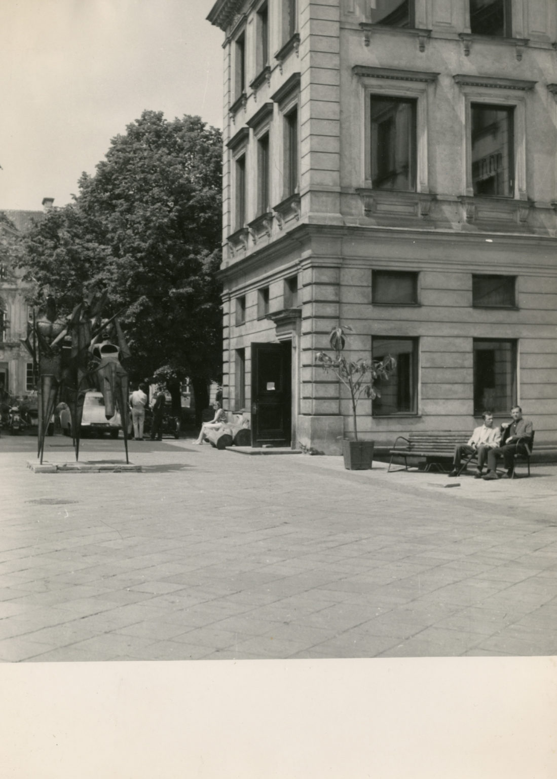 Widok na w pełni odrestaurowany dziedziniec przed wejściem do budynku wydziału malarstwa