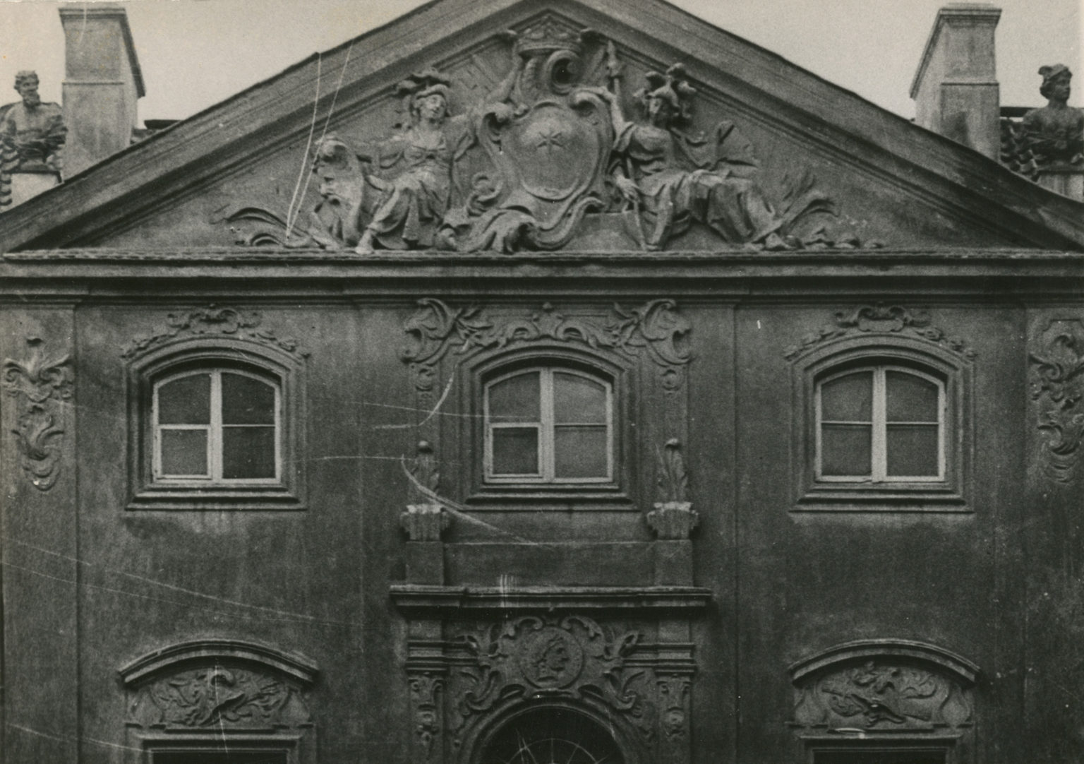 Bogato zdobiony płaskorzeźba fragment fasady pałacu