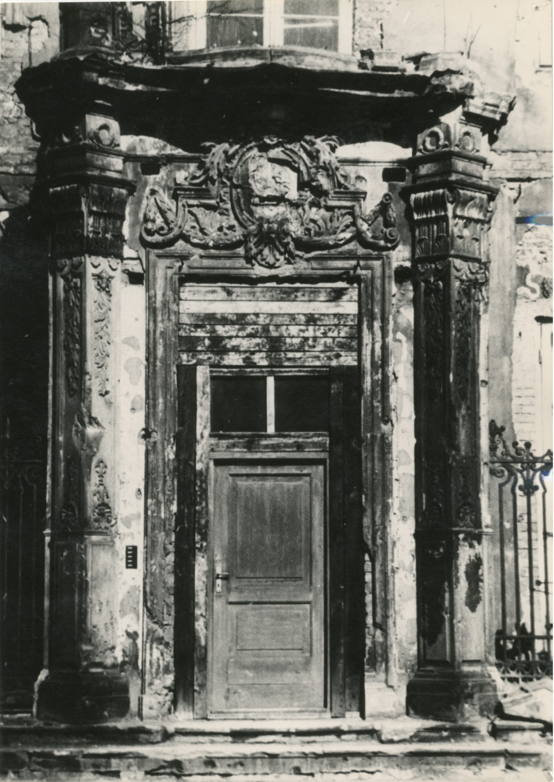 Zdobione płaskorzeźbami wejście do budynku