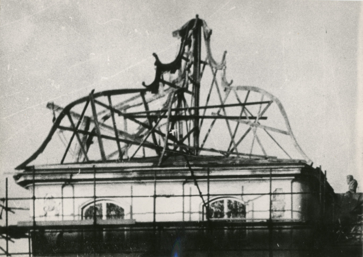 Szkielet drewnianej konstrukcję hełmu jednej z wież.