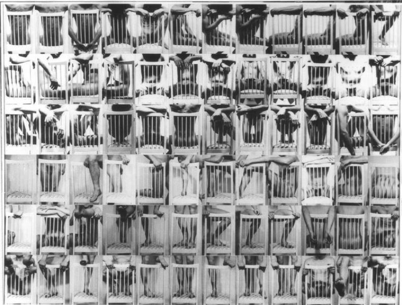 Kolaż 72 zdjęć drabinkowego oparcia krzesła, z siedzącą na nim nagą postacią w różnych pozach