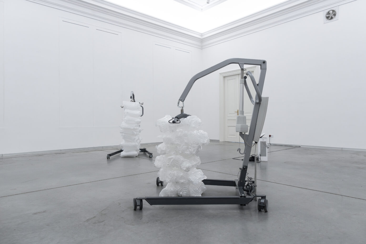 Urządzenia do ćwiczeń, przytrzymujące białe, pompowane elementy wygenerowane przez sztuczną inteligencję