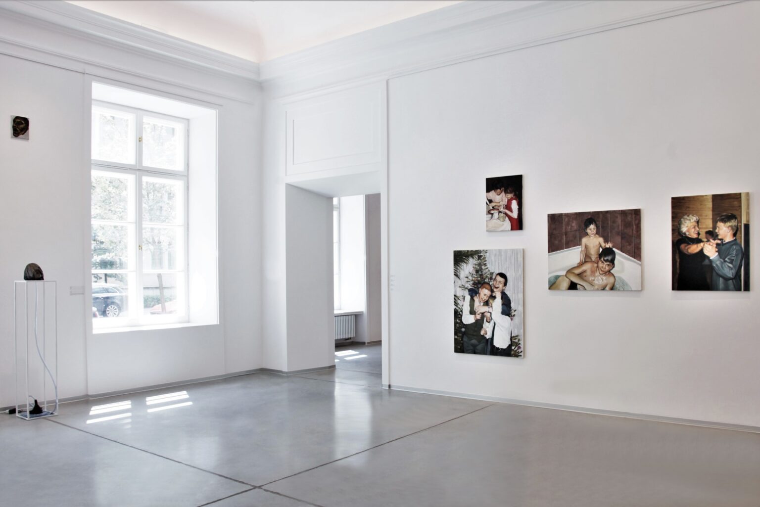 Widok przestrzeni wystawowej Salonu. Fragment ekspozycji, na ścianach prezentowane są wielkoformatowe zdjęcia