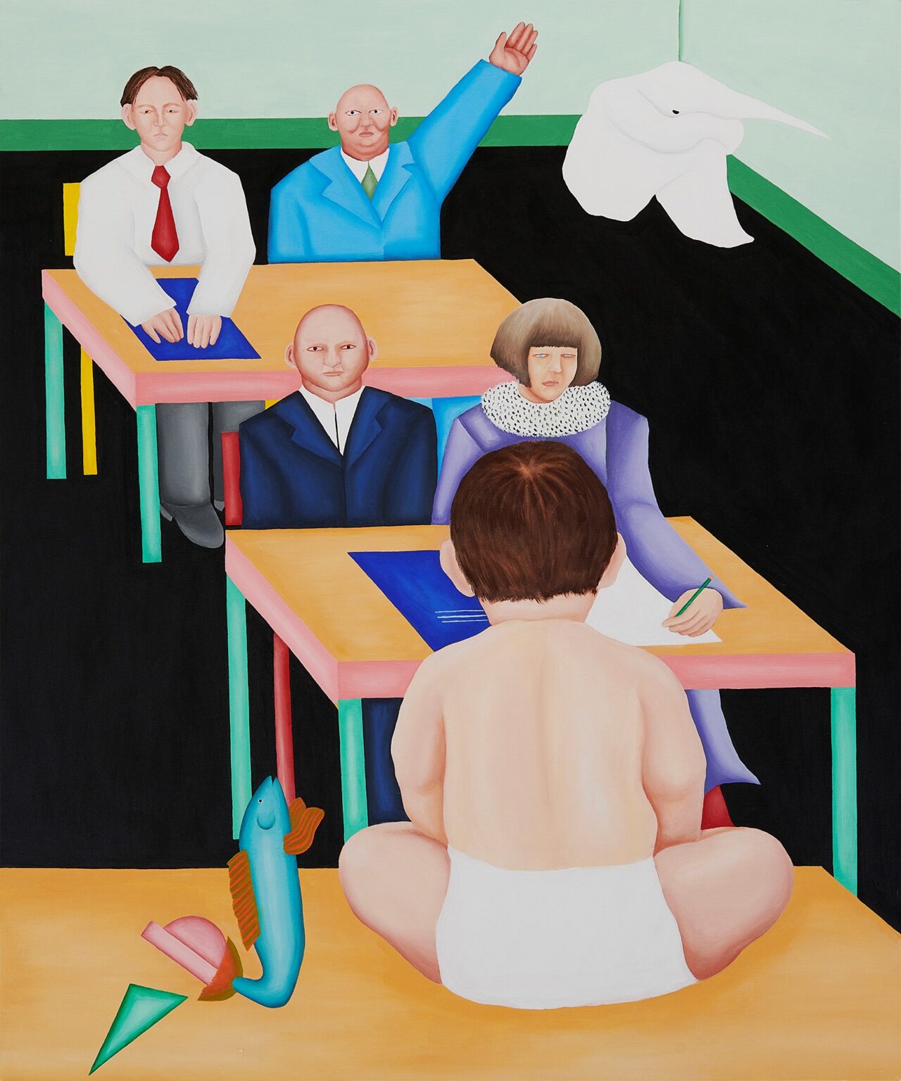 Dorośli ludzie siędzący w szkolnych ławkach. Przy biurku dziecko w pampersie.