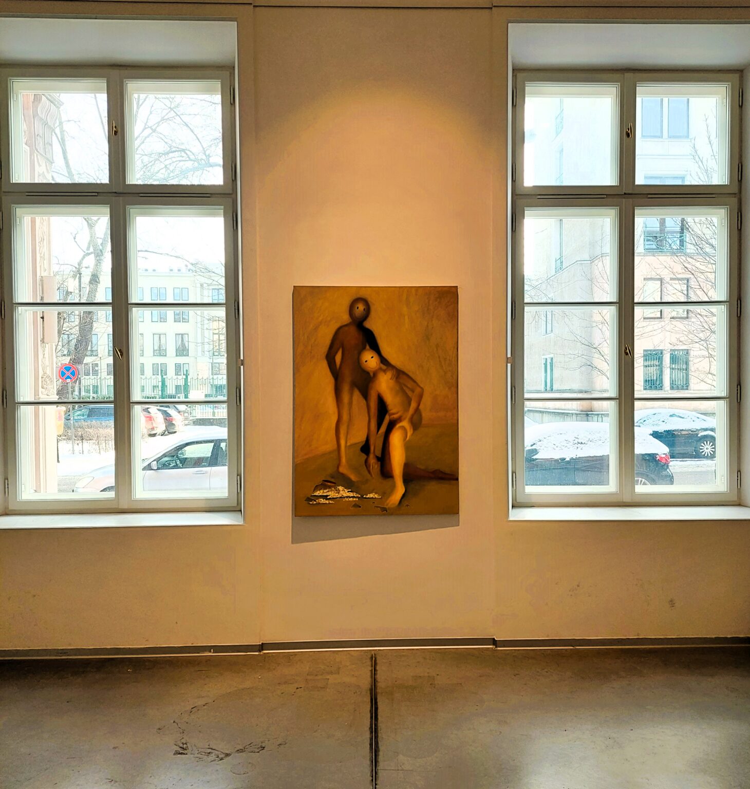 Obraz na ścianie wiszący między dwoma oknami.