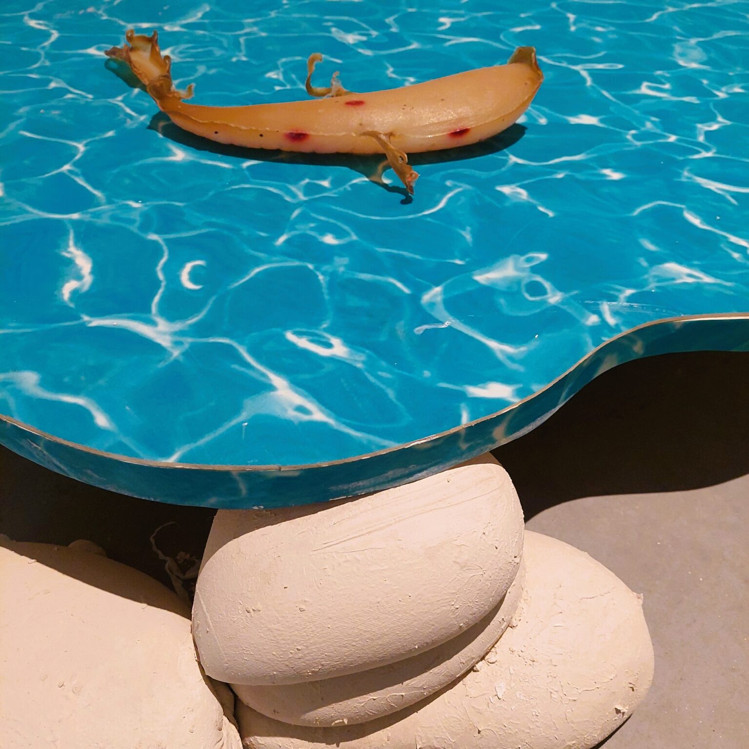 Fragment niebieskiej formy przestrzennej.