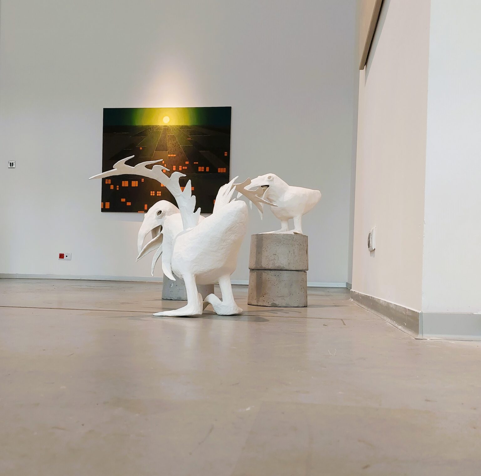 Postać ptaka stworzona z białego kartonu.