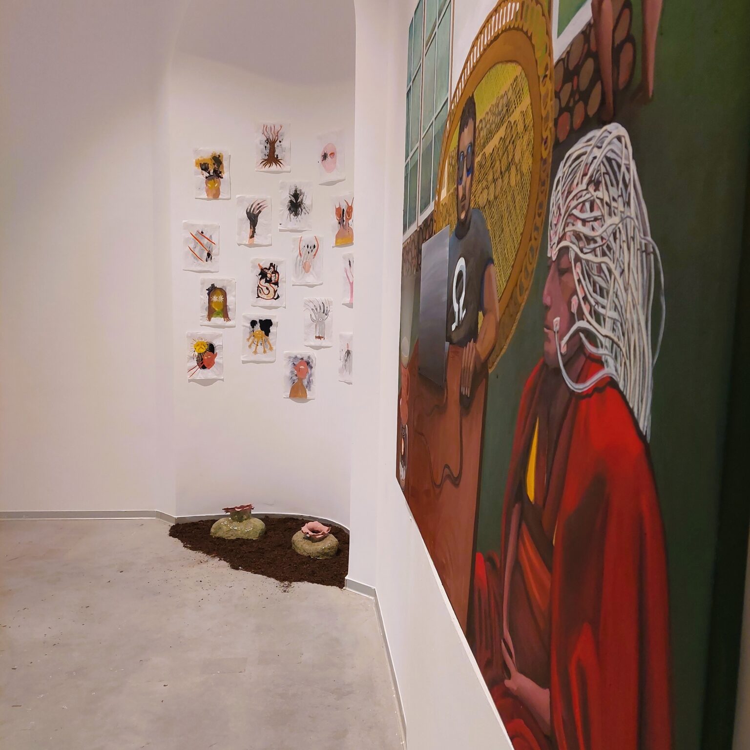 Zbliżenie na kolorowy obraz wiszący na ścianie.