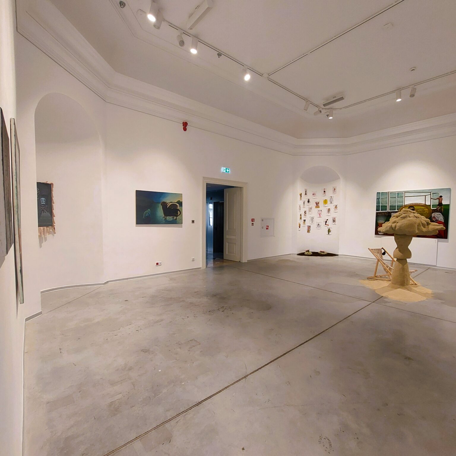 Przestrzeń wystawy z obiektami ekspozycji.