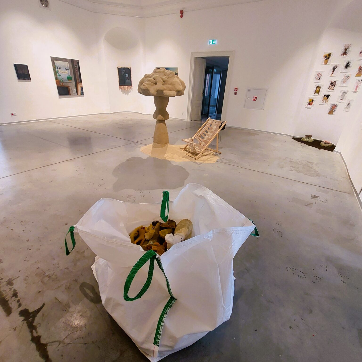 Przestrzenne obiekty ekspozycyjne na wystawie.