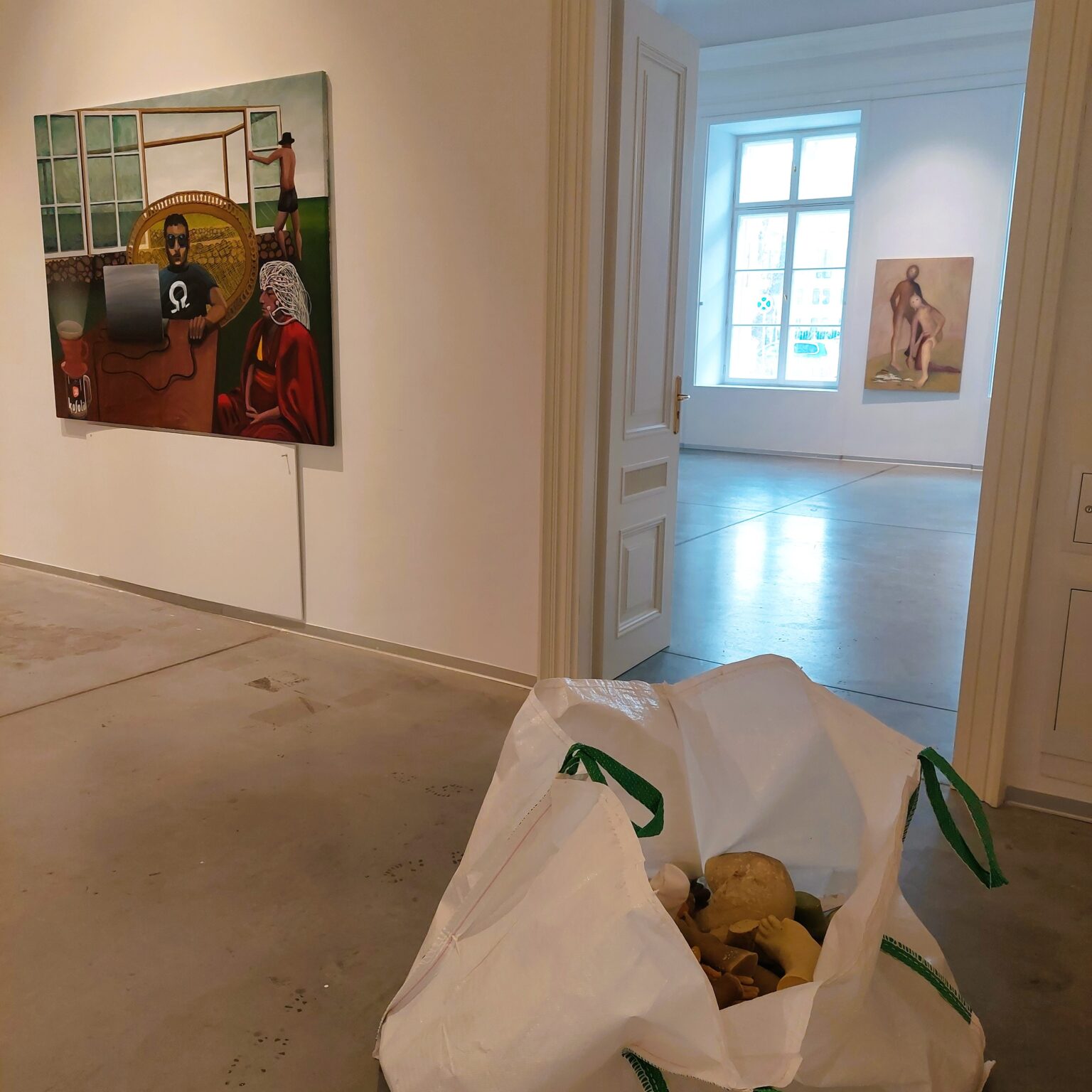 Obraz na białej ścianie. W tle okno.