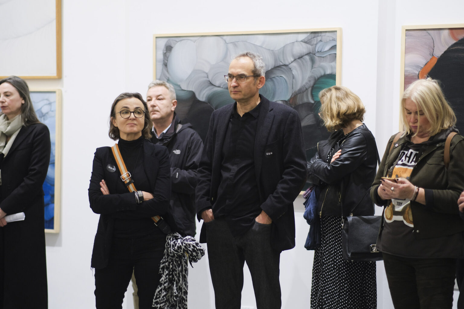 Rodzina Konrada i Pawła Jarodzkich na tle obrazu Konrada Jarodzkiego.