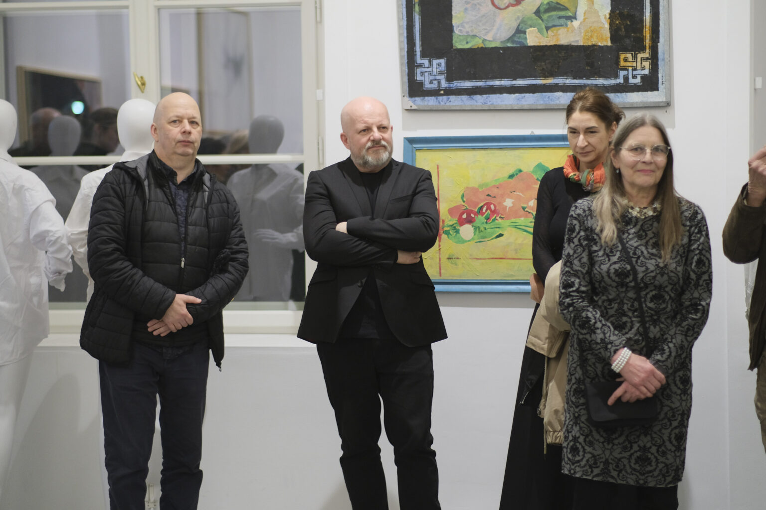 Rektor ASP Warszawa na tle obrazów Pawła Jarodzkiego.