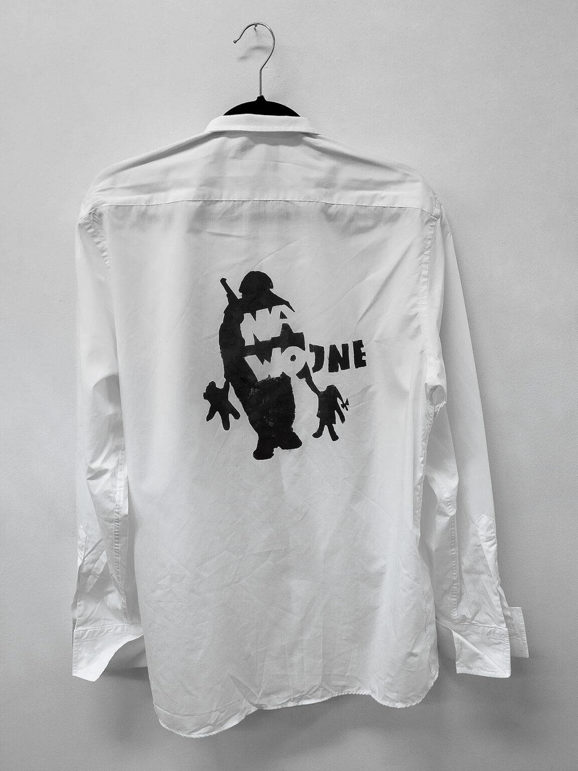 Reprodukcja pracy Pawła Jarodzkiego, pod tytułem "Na wojnę", lata 80., koszula L, akryl, szablon