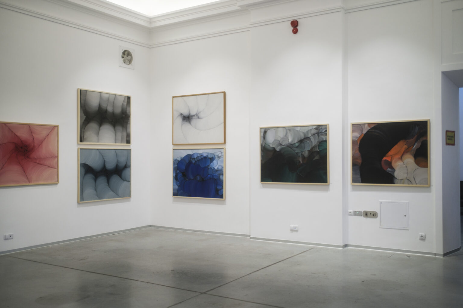 Przestrzeń sal wystawienniczych. Na ścianach prezentowane są prace Konrada i Pawła Jarodzkich