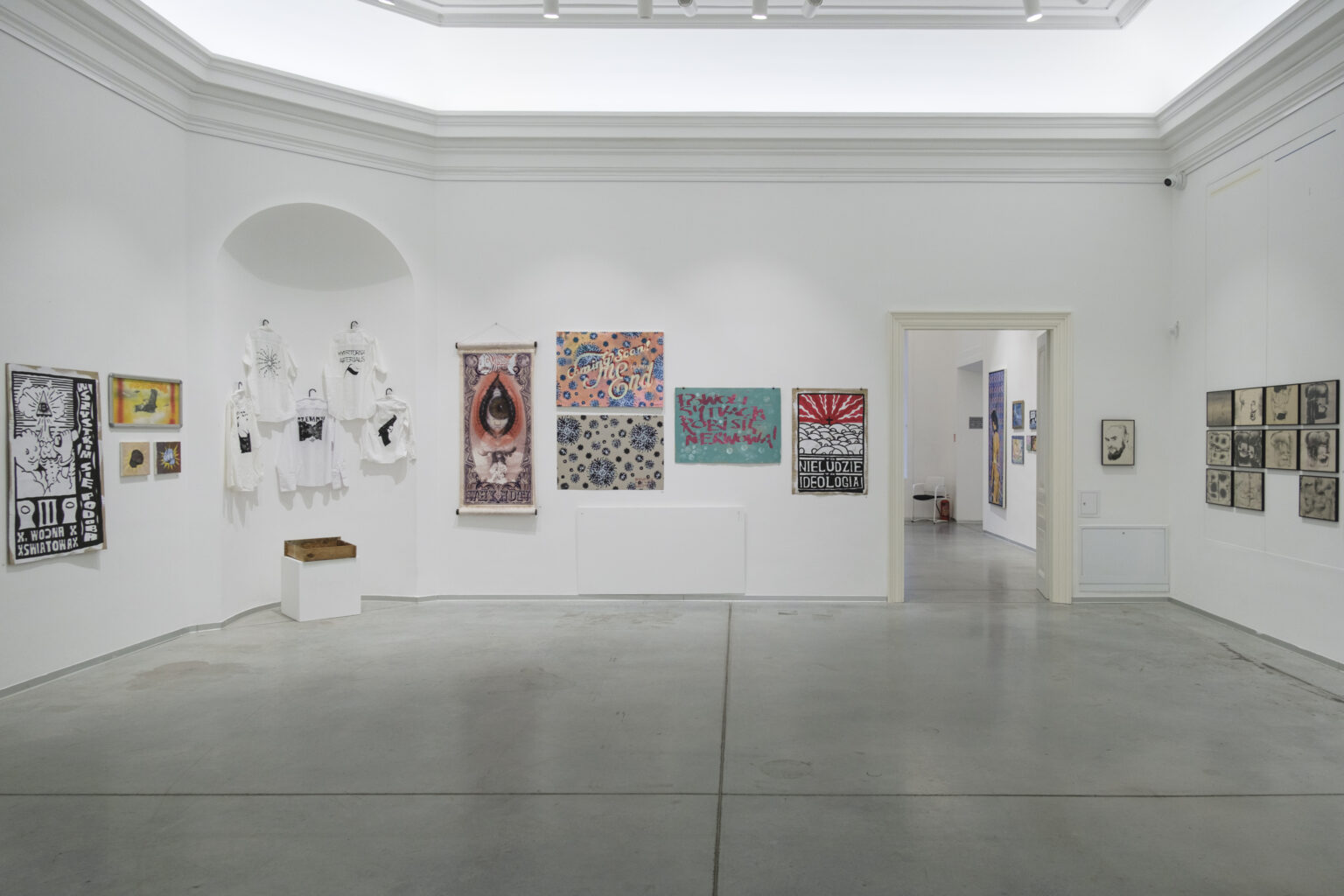 Przestrzeń sal wystawienniczych. Na ścianach prezentowane są prace Konrada i Pawła Jarodzkich