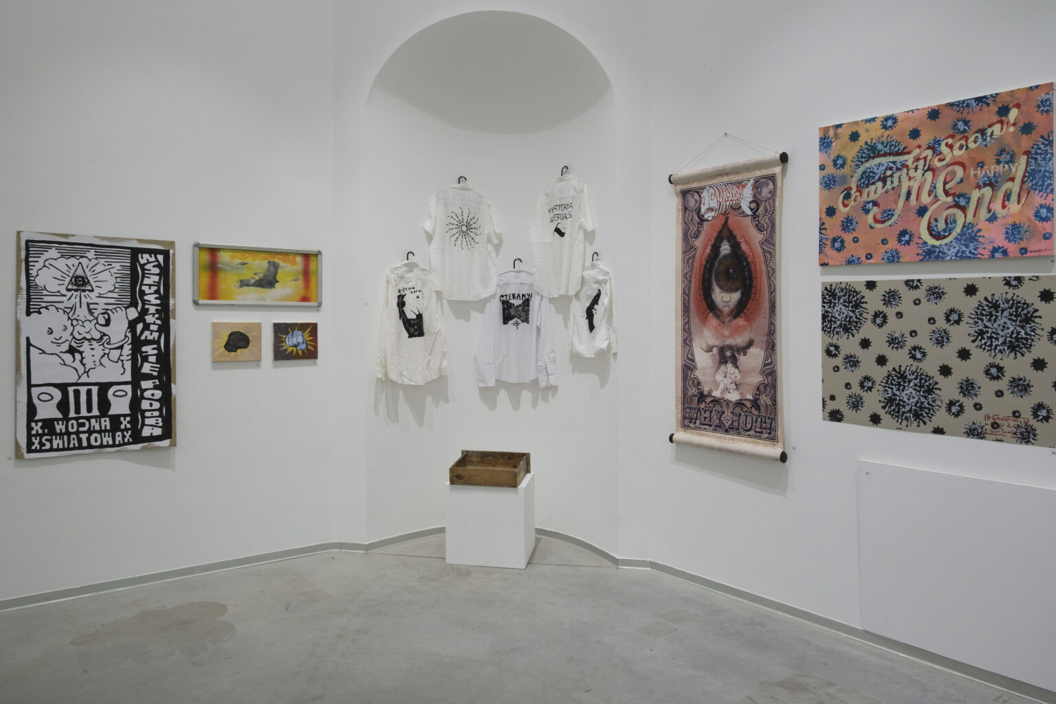 Przestrzeń sal wystawienniczych. Na ścianach prezentowane są prace Konrada i Pawła Jarodzkich. W absydzie wiszą koszule z szablonowymi odbitkami prac Pawła Jarodzkiego.