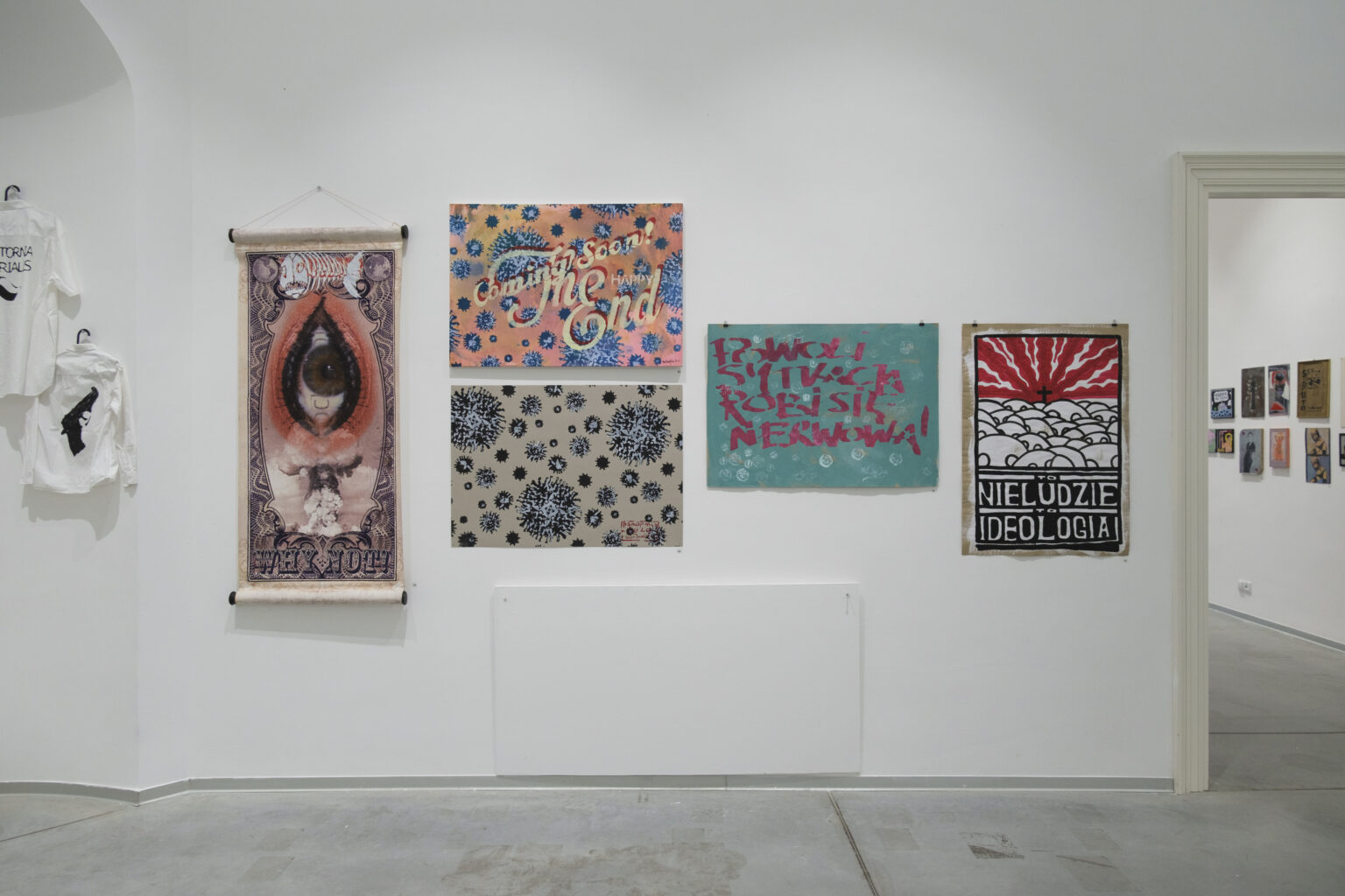 Przestrzeń sal wystawienniczych. Na ścianach prezentowane są prace Konrada i Pawła Jarodzkich