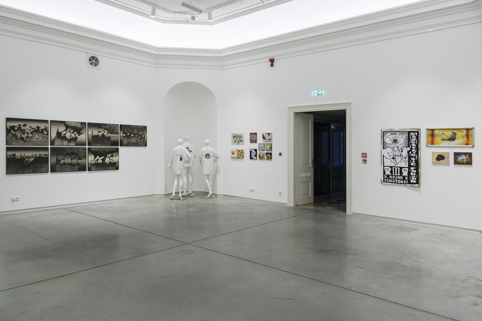 Przestrzeń sal wystawienniczych. Na ścianach prezentowane są prace Konrada i Pawła Jarodzkich. W absydzie stoją manekiny ubrane w koszule z szablonowymi odbitkami prac Pawła Jarodzkiego.