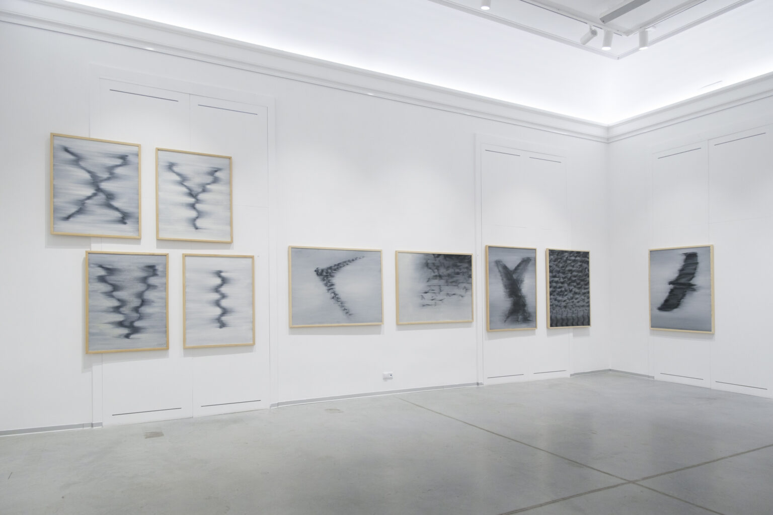 Przestrzeń sal wystawienniczych. Na ścianach prezentowane są prace Konrada i Pawła Jarodzkich