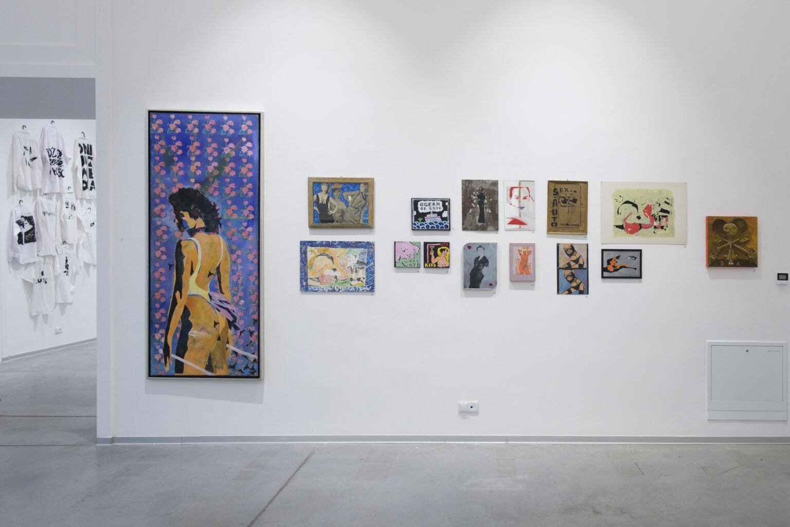 Przestrzeń sal wystawienniczych. Na ścianach prezentowane są prace Konrada i Pawła Jarodzkich