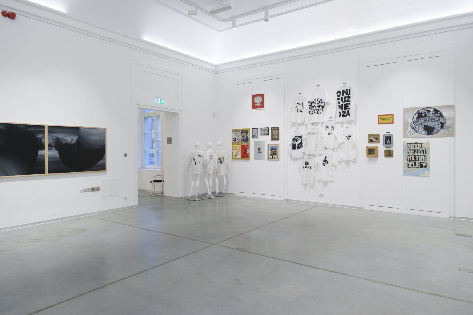 Przestrzeń sal wystawienniczych. Na ścianach prezentowane są prace Konrada i Pawła Jarodzkich