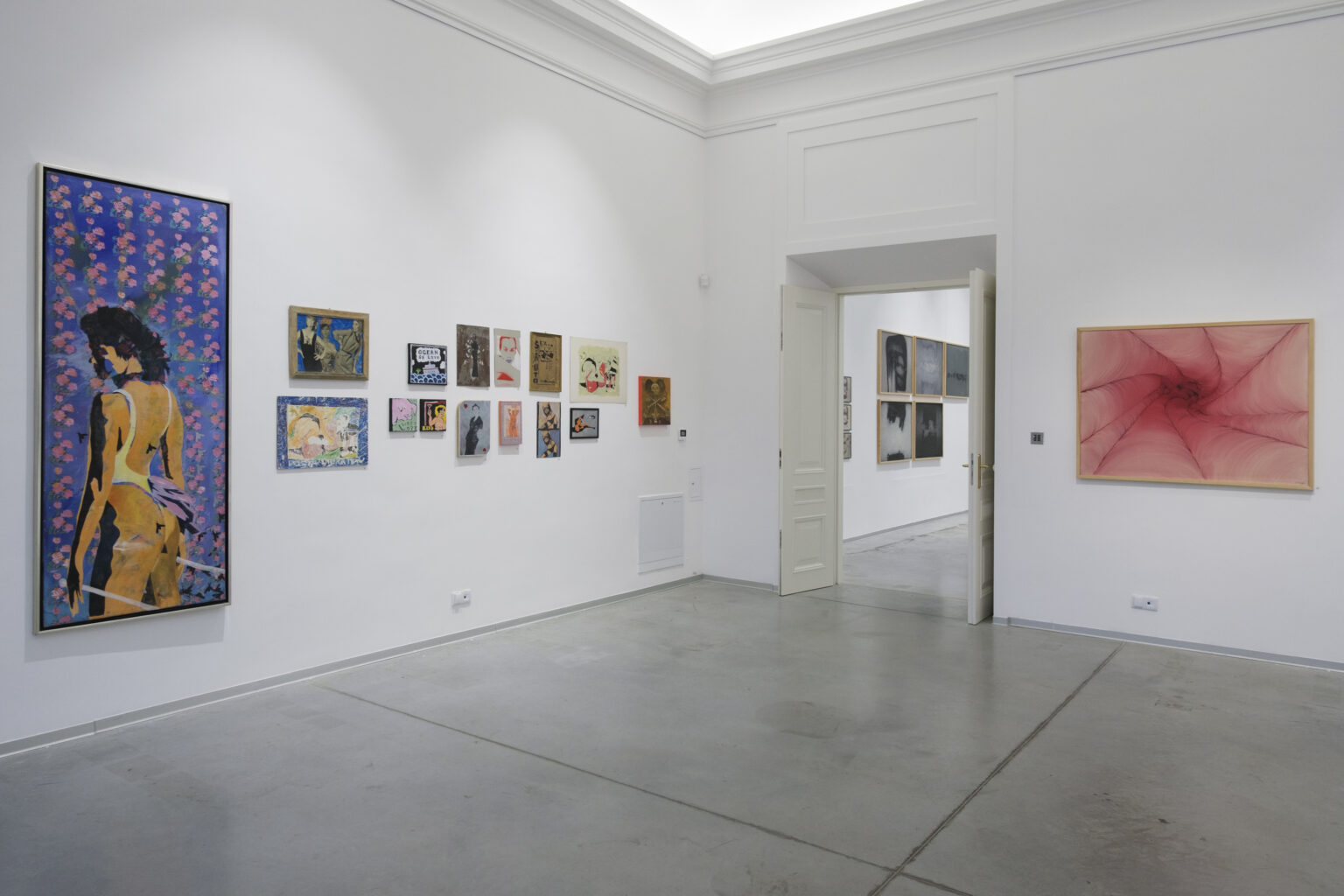 Przestrzeń sal wystawienniczych. Na ścianach prezentowane są prace Konrada i Pawła Jarodzkich