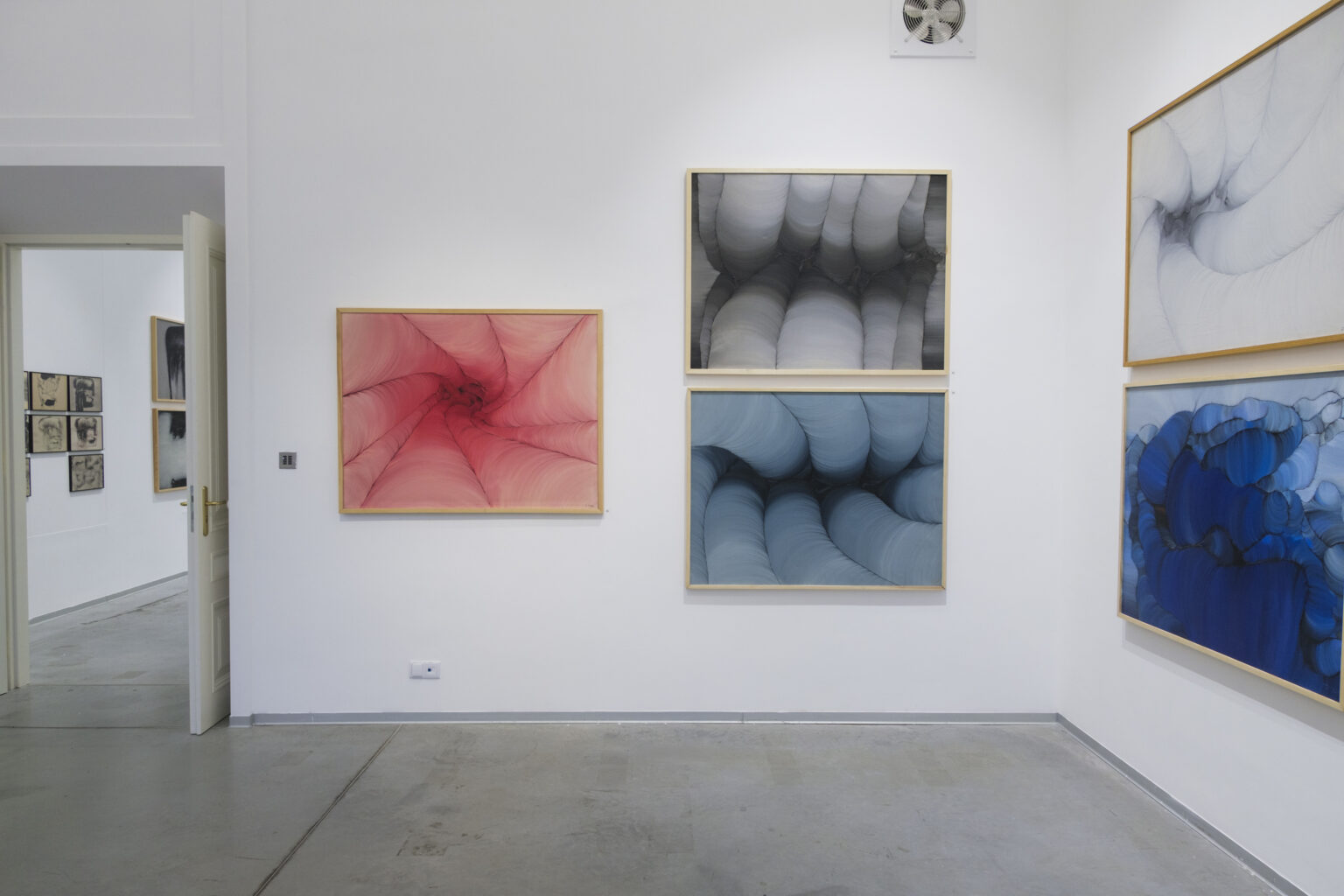 Przestrzeń sal wystawienniczych. Na ścianach prezentowane są prace Konrada i Pawła Jarodzkich