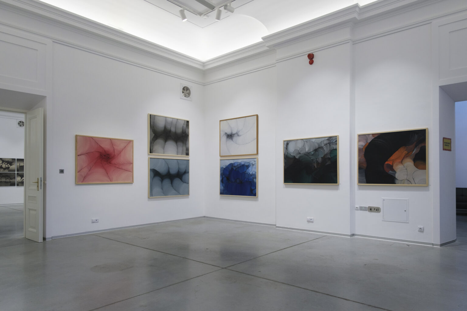 Przestrzeń sal wystawienniczych. Na ścianach prezentowane są prace Konrada i Pawła Jarodzkich