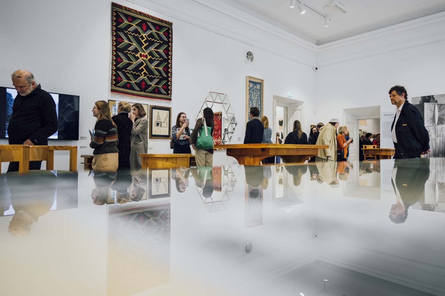 Widok wystawy ze zwiedzającymi