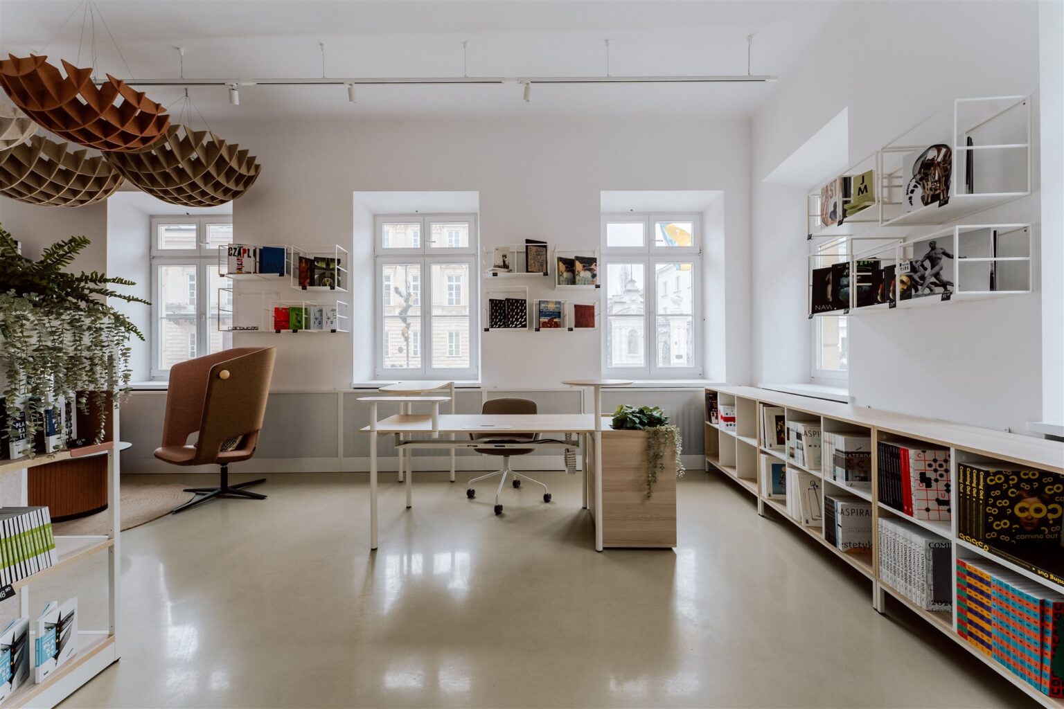 Nowocześnie umeblowane, jasne wnętrze