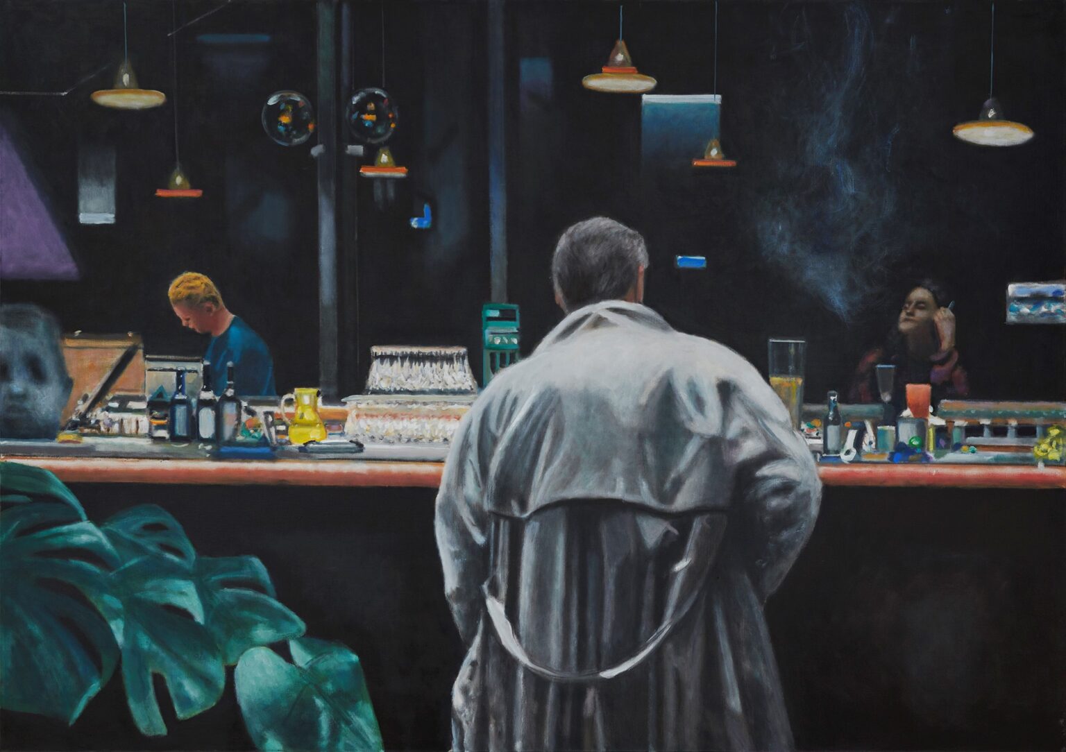 obraz barwny przedstawia mężczyznę w prochowcu widzianego tyłem w barze